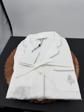 NWT Four Seasons hotel White Pajama top only gray trim twill women’s sz S